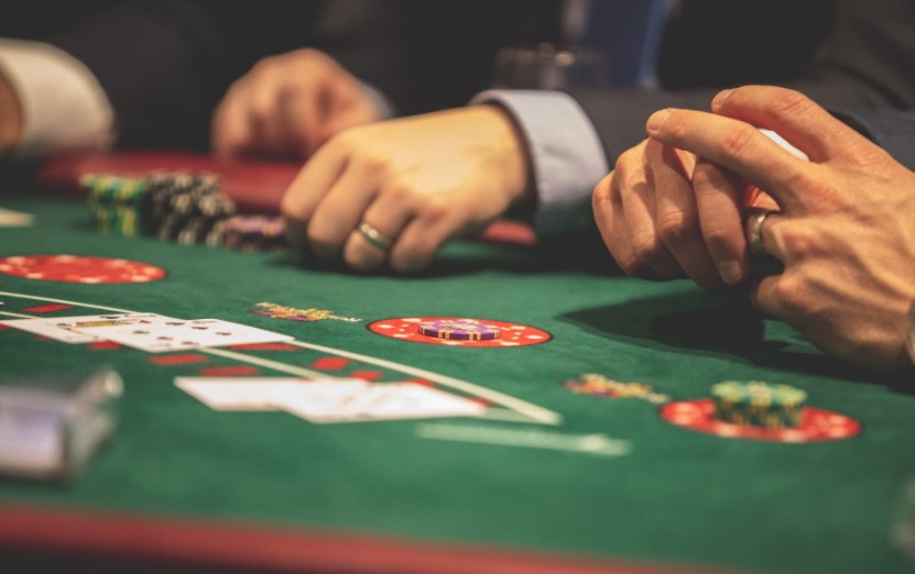 How does online casino work?